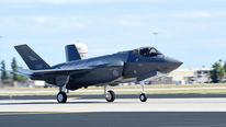 Eerste Noorse F-35 bij aankomst op Luke Air Force Base in 2015