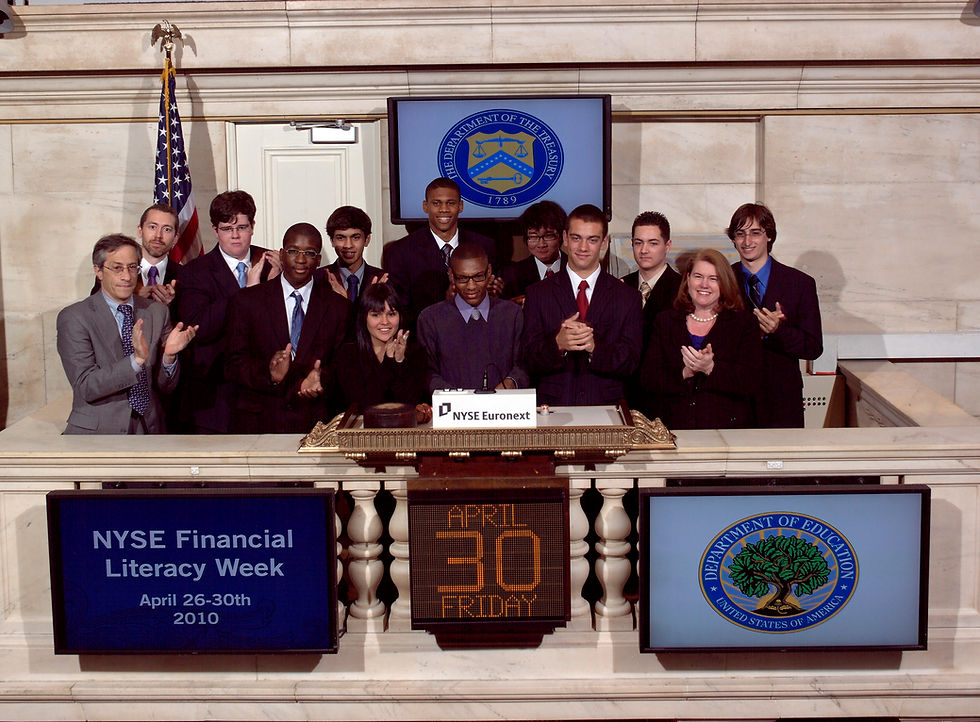 Studenten en begeleiders luiden de beursbel van de NYSE tijdens een bezoek over financiële educatie in april 2010