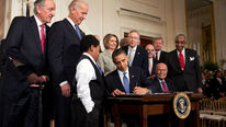 Barack Obama ondertekent de Affordable Care Act op 23 maart 2010