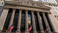 New York Stock Exchange met Amerikaanse vlaggen