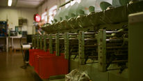 Productiemachines in een Europese textielfabriek, illustratief