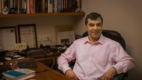 Mobileye-oprichter Amnon Shashua. Archieffoto 31 december 2014, Arielinson / Wikimedia Commons, CC BY-SA 4.0. Ongewijzigd. Bron https://commons.wikimedia.org/wiki/File:Amnon_Shashua.jpg; licentie https://creativecommons.org/licenses/by-sa/4.0/