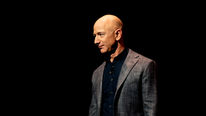 Jeff Bezos bij Blue Origin, 9 mei 2019. Daniel Oberhaus, CC BY 4.0. Ongewijzigde archieffoto. https://commons.wikimedia.org/wiki/File:Jeff_Bezos_Unveils_Blue_Origin_Lunar_Lander.jpg