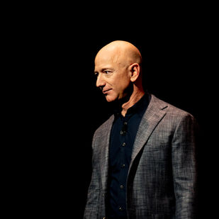 Jeff Bezos bij Blue Origin, 9 mei 2019. Daniel Oberhaus, CC BY 4.0. Ongewijzigde archieffoto. https://commons.wikimedia.org/wiki/File:Jeff_Bezos_Unveils_Blue_Origin_Lunar_Lander.jpg