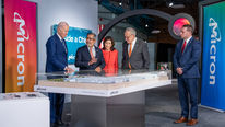 Micron-topman Sanjay Mehrotra tijdens een bijeenkomst met president Biden in 2024