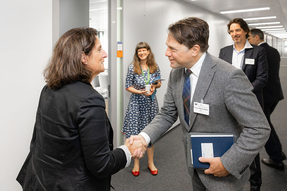 Martijn Snoep, voorzitter van de ACM, schudt Teresa Ribera de hand tijdens een bezoek aan de Europese Commissie op 15 september 2025.