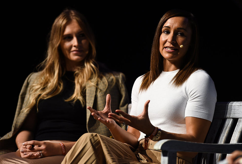 Hims & Hers-medeoprichter Hilary Coles links op het podium van Web Summit in 2019.