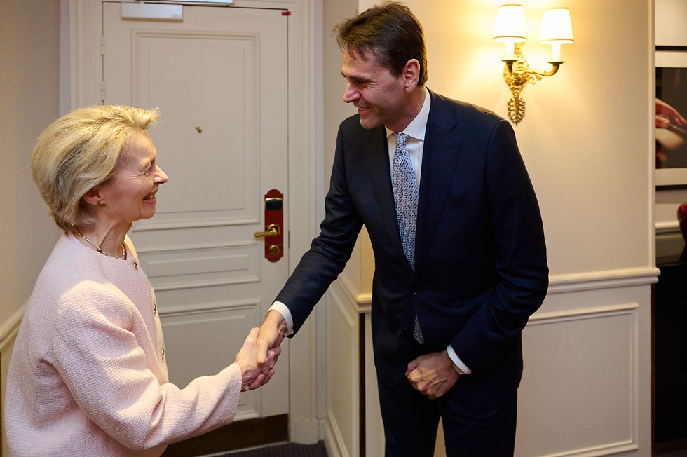 Christophe Fouquet rechts met Ursula von der Leyen in Parijs.