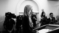 Katie Zacharia tijdens haar eerste persbriefing op 13 oktober 2026. Foto Andrea Hanks / The White House, publiek domein, redactioneel gebruik. Bron https://commons.wikimedia.org/wiki/File:Press_Secretary_Katie_Zacharia_holds_first_press_briefing_in_the_James_S_Brady_Press_Briefing_Room,_October_13,_2026_(P20261013AH-0521).jpg