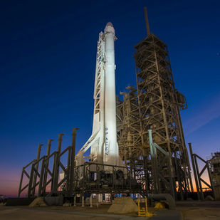 Falcon 9 en Dragon van SpaceX op Kennedy Space Center