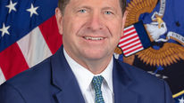 Jay Clayton. Officieel portret ODNI, augustus 2026; archiefpublicatie 7 augustus 2026. Publiek domein. https://commons.wikimedia.org/wiki/File:Official_portrait_of_Jay_Clayton_(2026).jpg