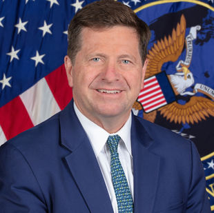 Jay Clayton. Officieel portret ODNI, augustus 2026; archiefpublicatie 7 augustus 2026. Publiek domein. https://commons.wikimedia.org/wiki/File:Official_portrait_of_Jay_Clayton_(2026).jpg