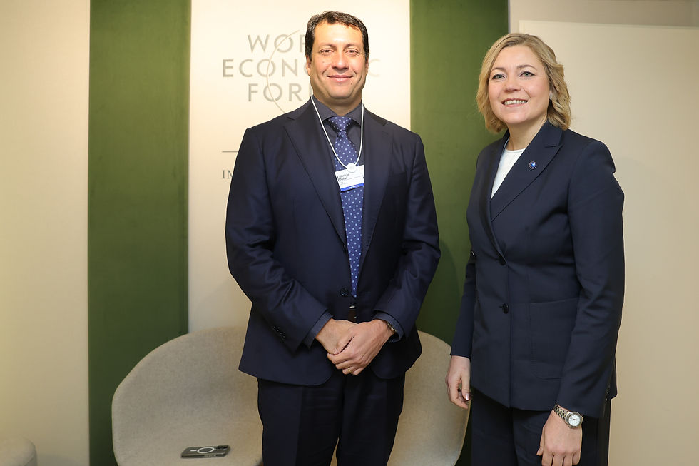 Prosus-CEO Fabricio Bloisi links, met Henna Virkkunen tijdens het World Economic Forum in januari 2026.