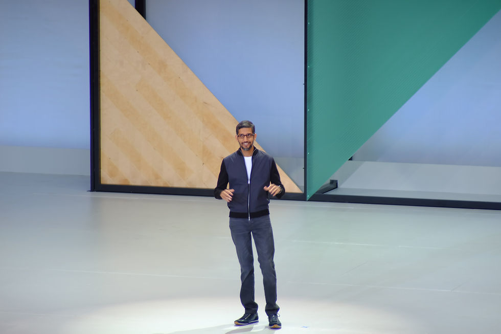 Sundar Pichai op het podium van Google I O.