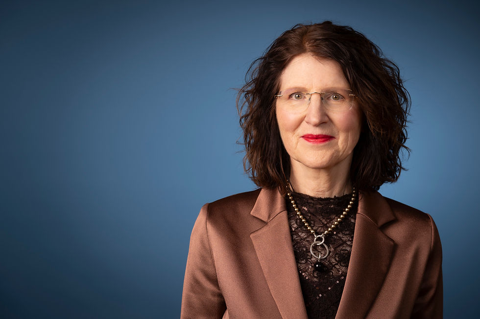 Officieel portret van staatssecretaris van Infrastructuur en Waterstaat Annet Bertram tegen een blauwe achtergrond.